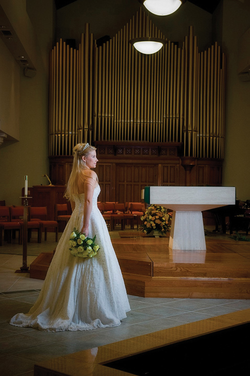 Profesjonalne zdj�cia �lubne - Kompozycja uwzgl�dniaj�ca wn�trze ko�cio�a