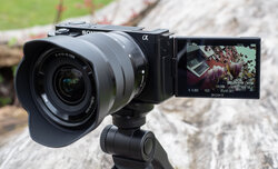 Sony ZV-E10 w r�kach fotografa