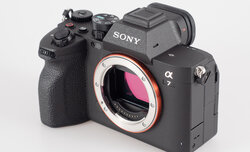Sony A7 IV w r�kach fotografa